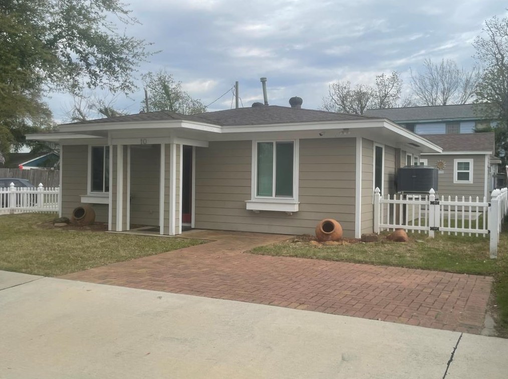 10 Pine Bluff St, Morgans Point, TX 77571