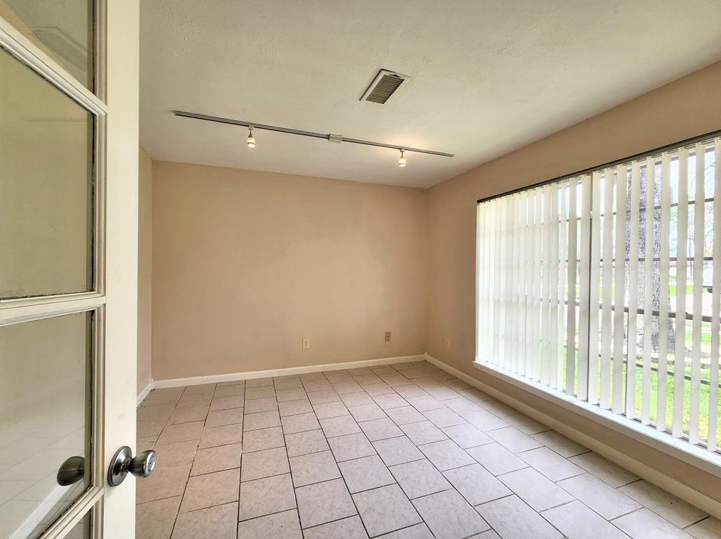 946 Beachcomber Ln, Houston, TX 77062