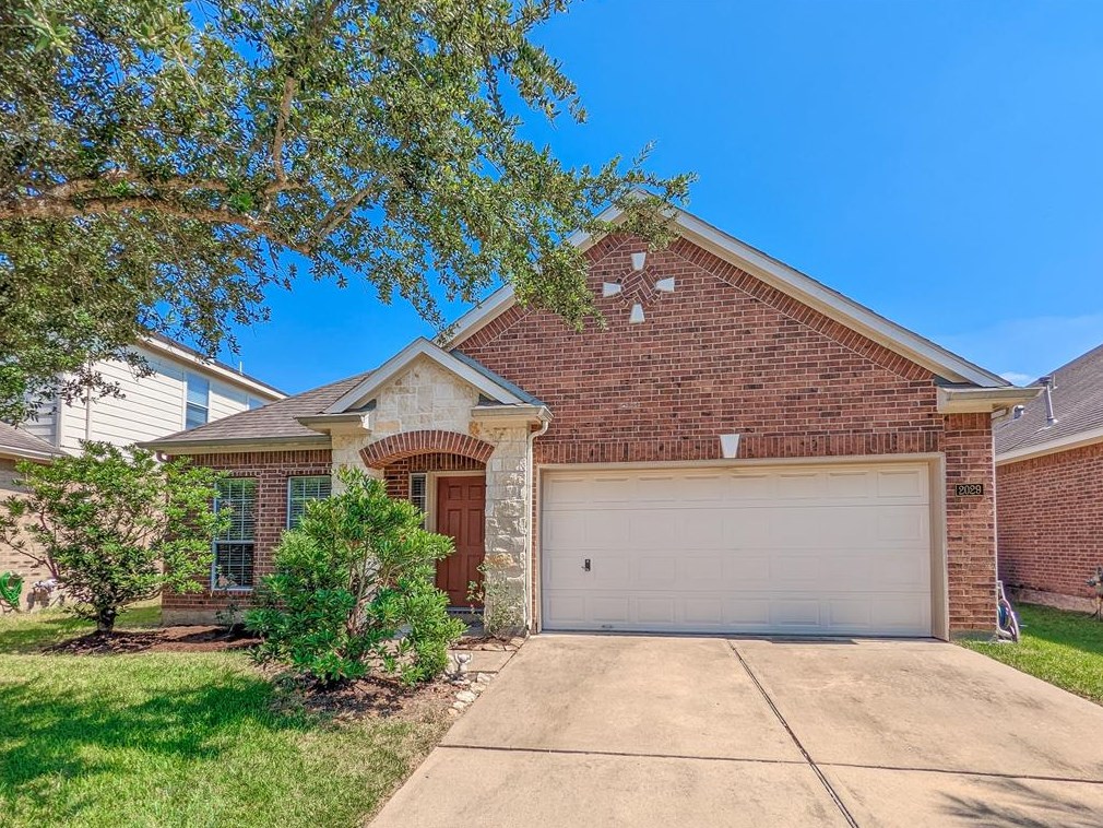 2029 Creek Run Dr, Pearland, TX 77584