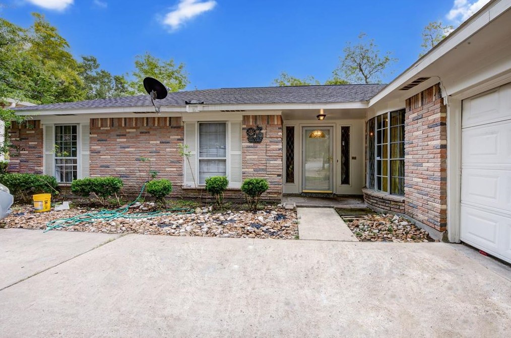 7438 Tall Pines Dr, Houston, TX 77088