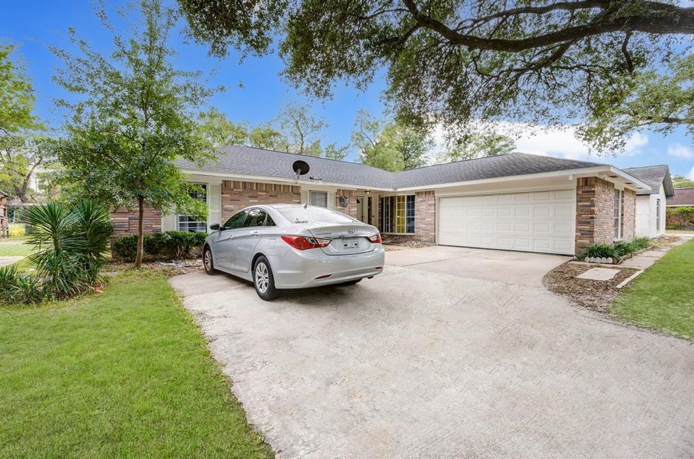 7438 Tall Pines Dr, Houston TX  77088-6608 exterior