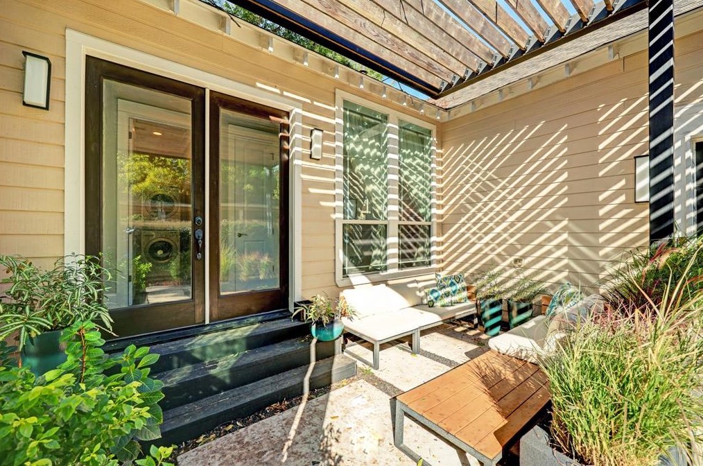 717 10 St, Houston TX  77008-6602 exterior