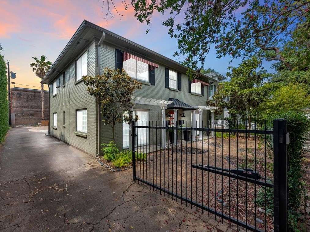210 Emerson St, Houston TX  77006-4584 exterior