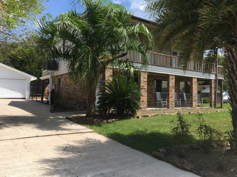 201 Lakewood Dr, Livingston, TX 77351-8661
