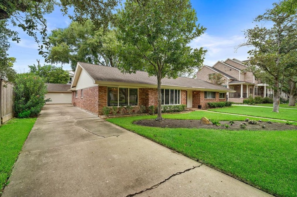 4922 Braesvalley Dr, Houston TX  77096-2730 exterior