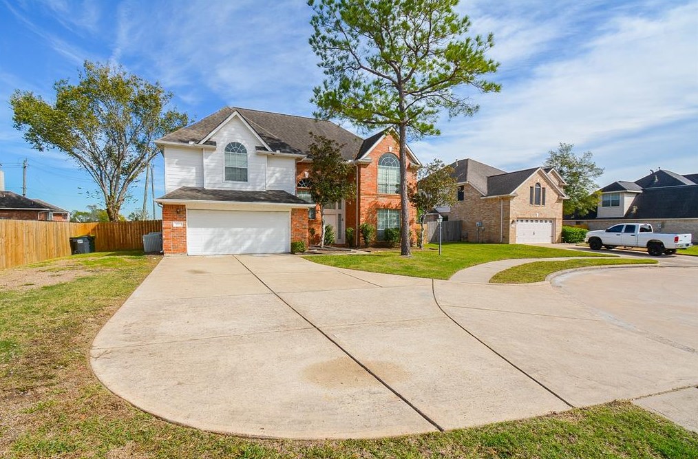 1833 Branch Hill Dr, Pearland, TX 77581