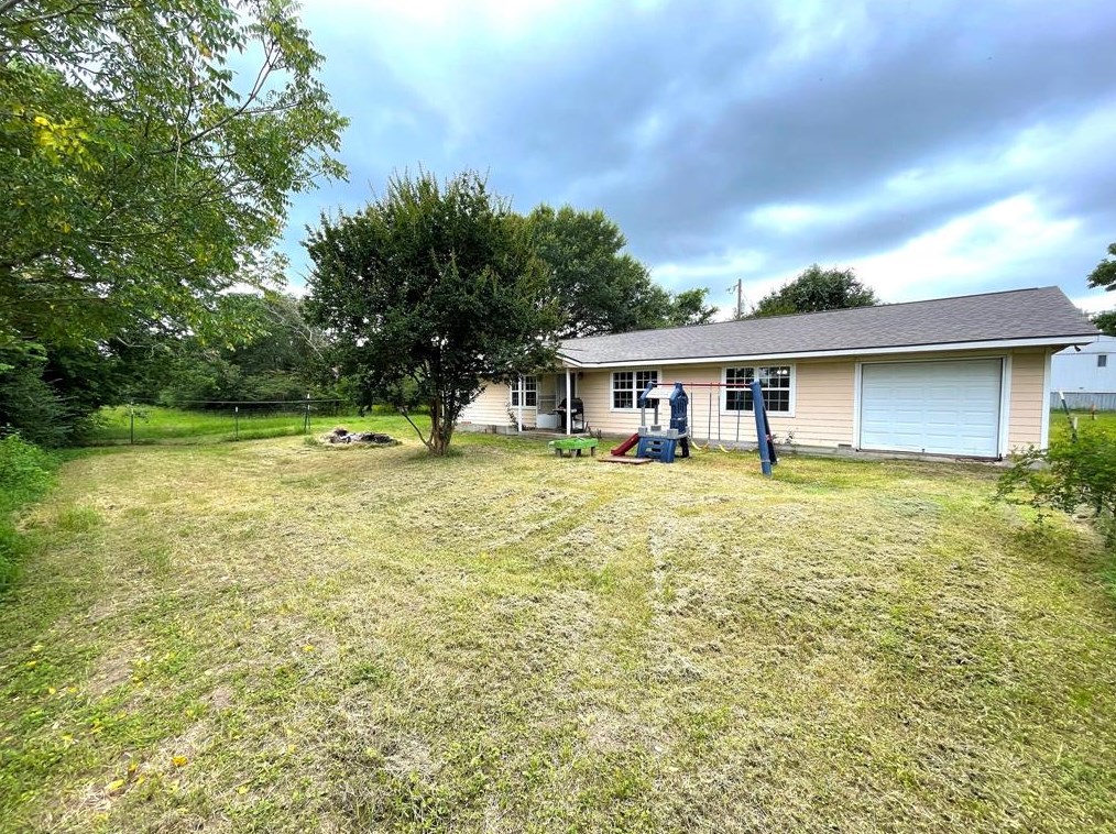 1135 2nd St, Hempstead TX  77445-7886 exterior