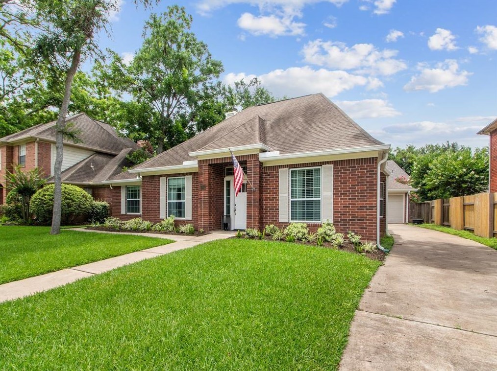 6911 Hearthside Dr, Sugar Land, TX 77479