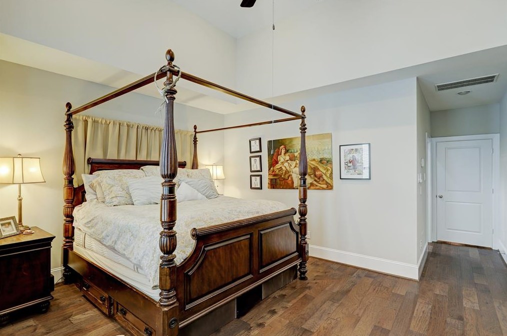 5443 Larkin St, Houston TX 77007-1803 exterior