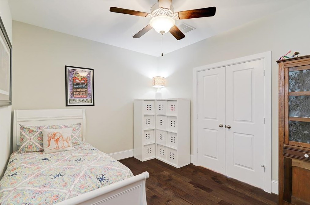 5443 Larkin St, Houston TX 77007-1803 exterior