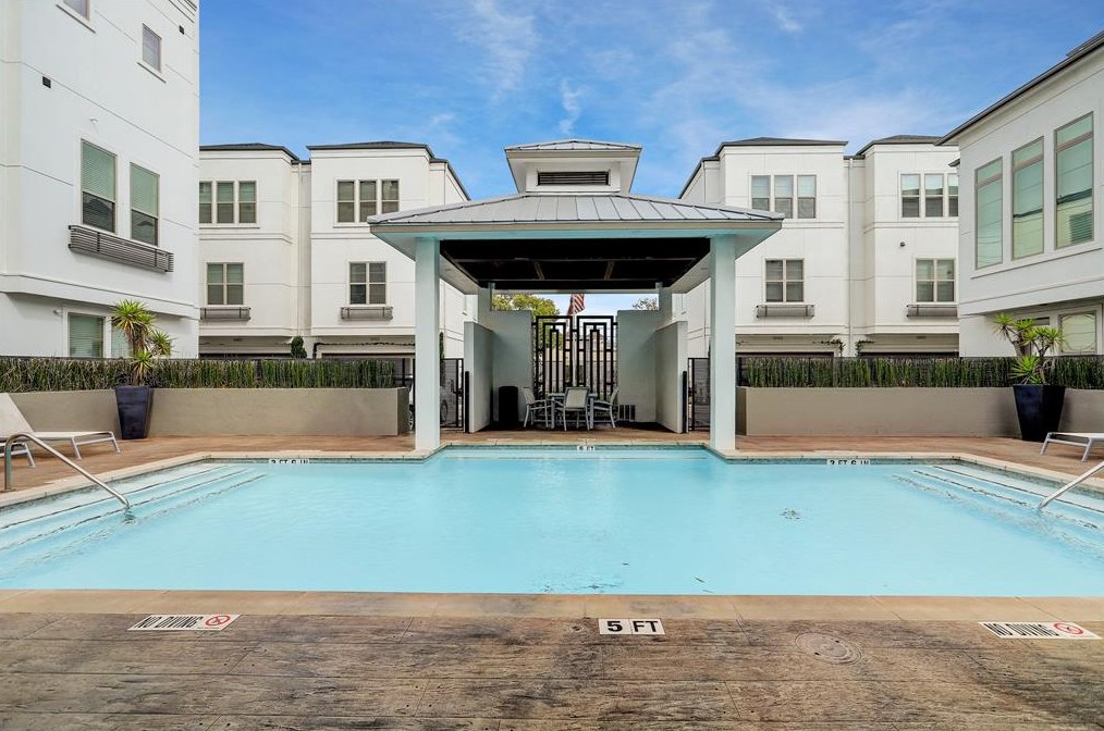 5443 Larkin St, Houston, TX 77007-1803