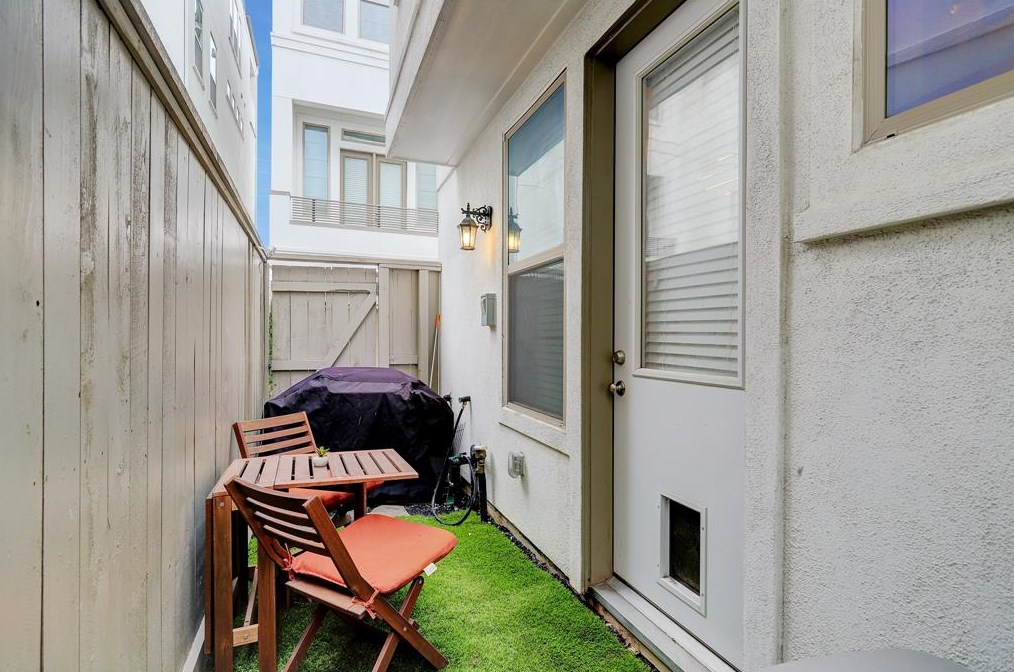 5443 Larkin St, Houston TX 77007-1803 exterior