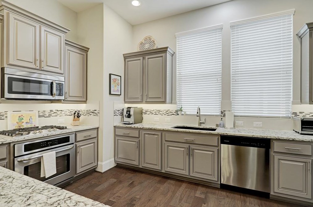 5443 Larkin St, Houston TX 77007-1803 exterior