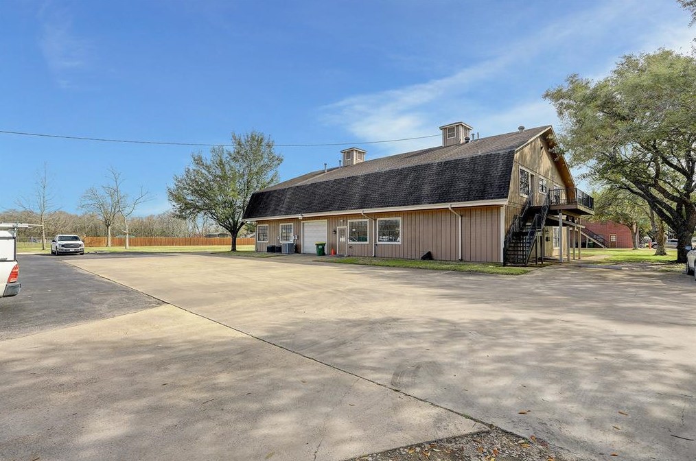 2015 Woody Rd, Pearland, TX 77581