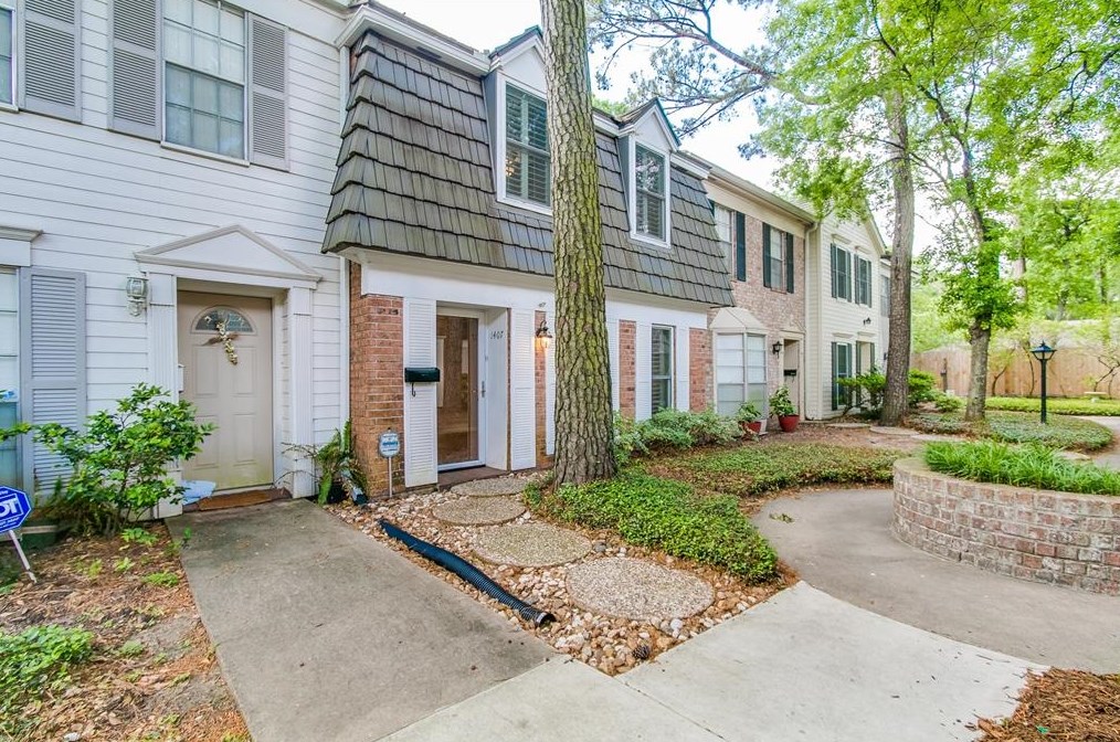 1407 Springrock Ln, Houston, TX 77055-4301