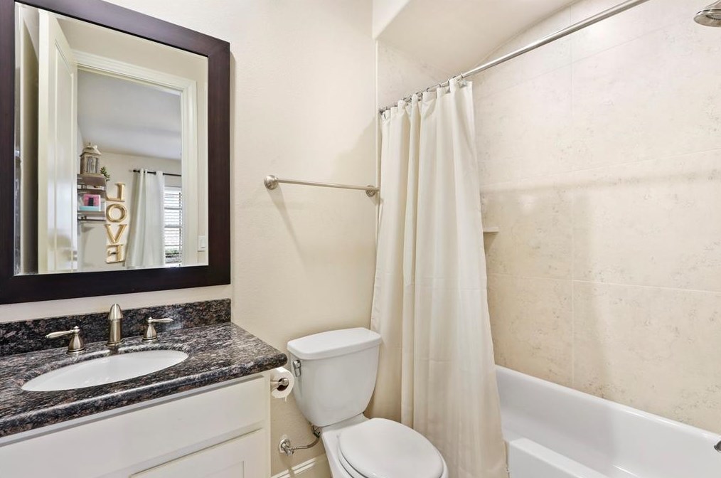 2049 Fannin Sta, Houston TX  77045-4657 exterior