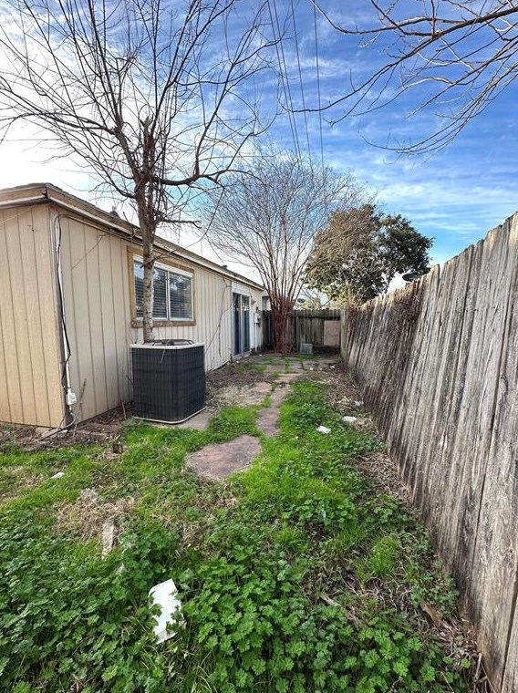9318 Wellsworth Dr, Houston TX  77083-6160 exterior