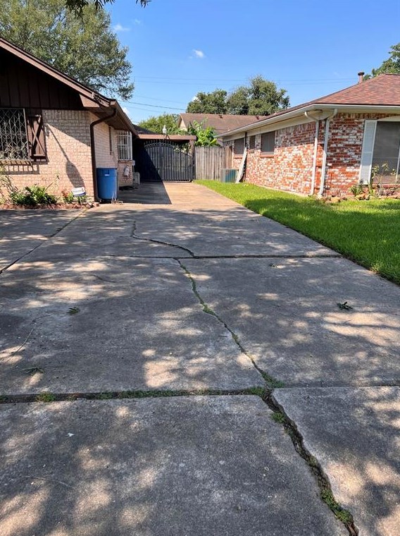 390 Freeport St, Houston, TX 77015-2335