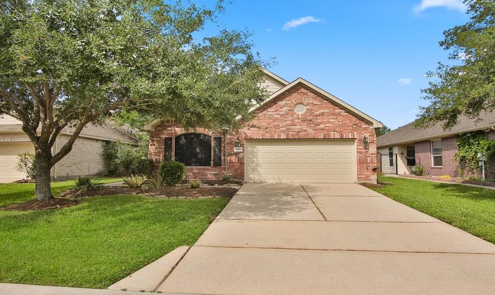 1215 Modena Dr, Pearland, TX 77581