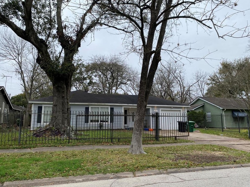 1917 Ridgemore Dr, Houston TX  77055-1407 exterior