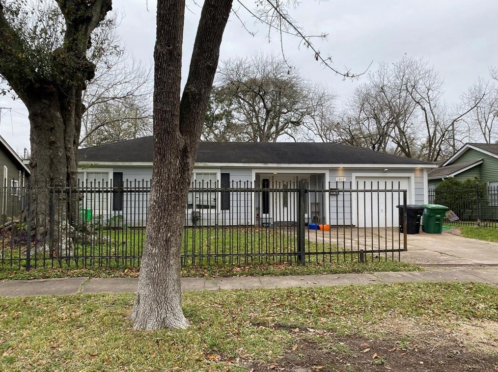 1917 Ridgemore Dr, Houston TX  77055-1407 exterior