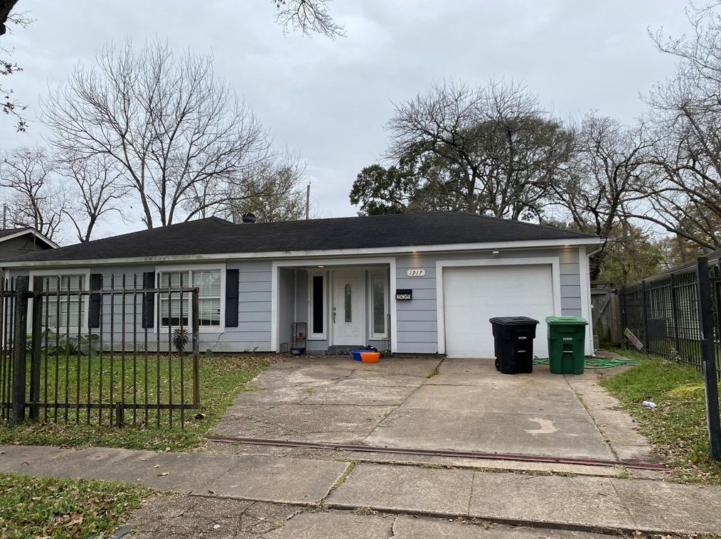 1917 Ridgemore Dr, Houston TX  77055-1407 exterior