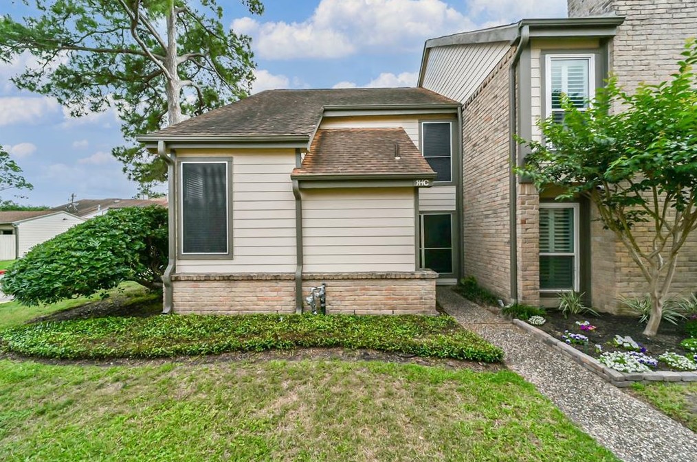 744 Country Place Dr, Houston, TX 77079-5596