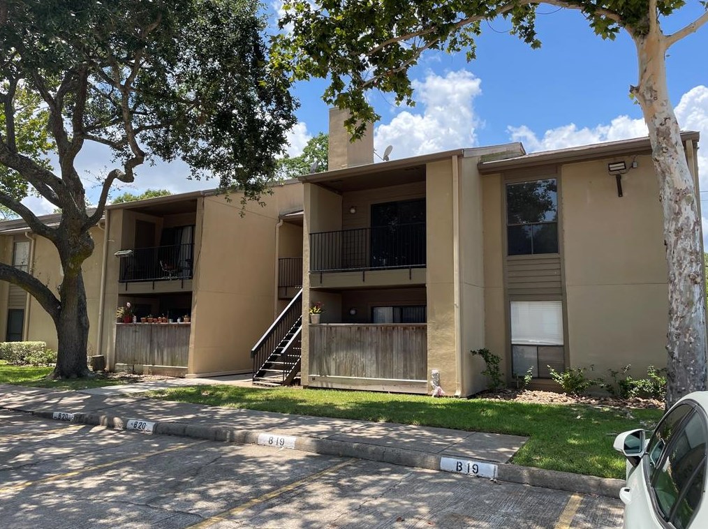 3300 Pebblebrook Dr #112, Taylor Lake Village, TX 77586
