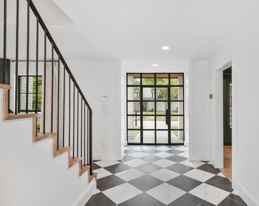 819 Silvergate Dr, Houston TX  77079-5046 exterior