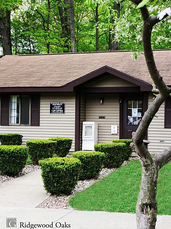 1037 N Maple St, Saugatuck, MI 49453