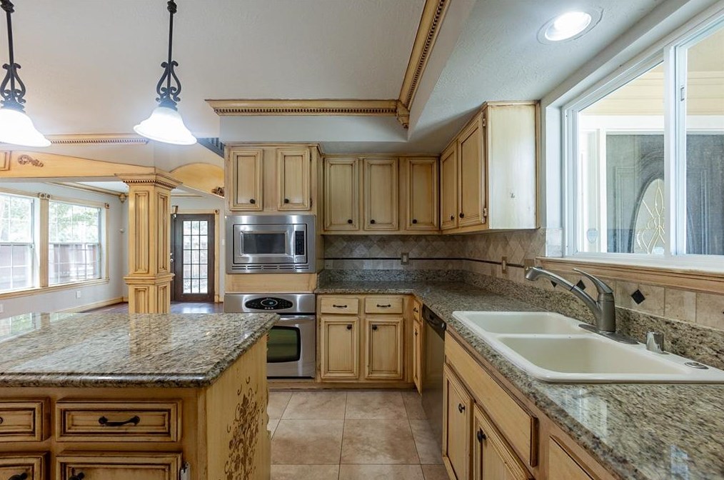 3234 Knoll West Dr, Houston TX  77082-3648 exterior