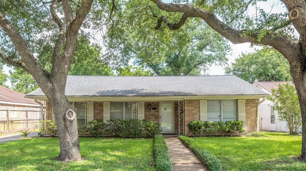 4050 Silverwood Dr, Houston, TX 77025
