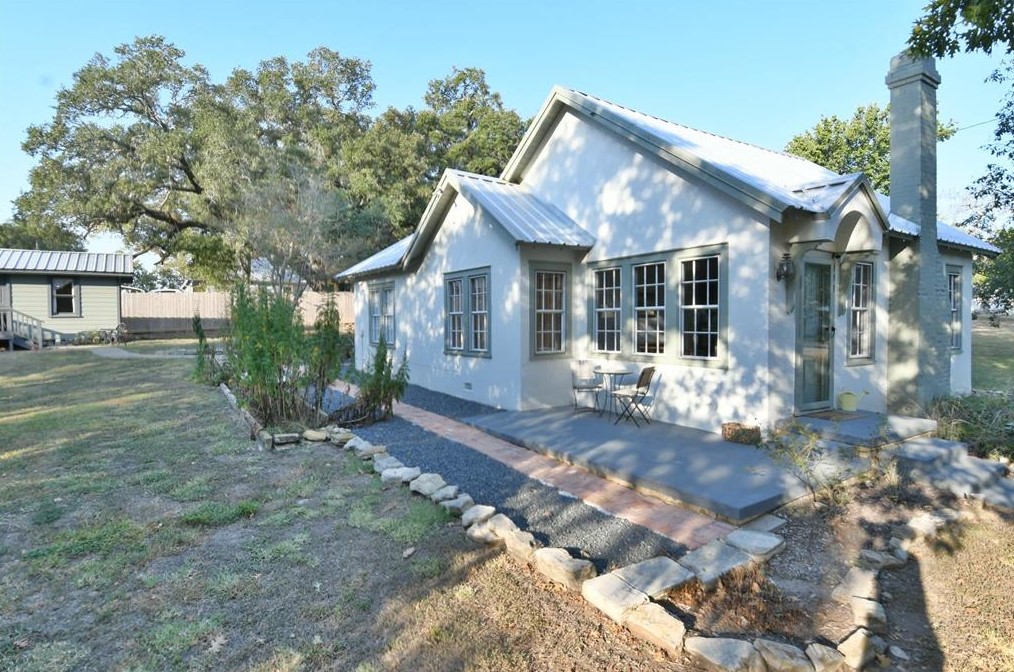 909 Trinity St, Burton, TX 77835
