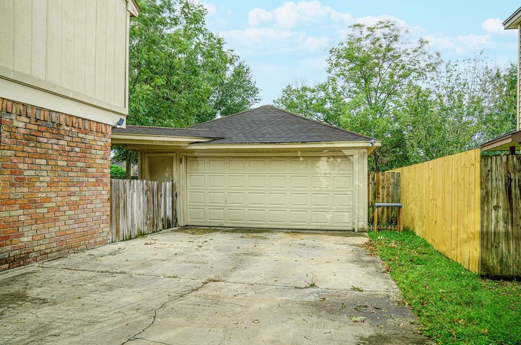 10003 Golden Sunshine Dr, Houston TX  77064-4119 exterior