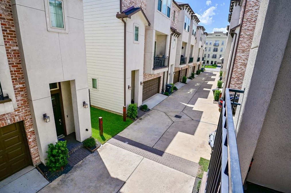 2223 Chenevert St, Houston, TX 77003-5832