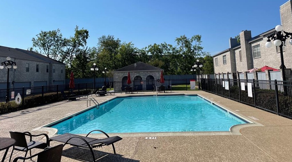622 Wilcrest Dr, Houston TX  77042-2739 exterior