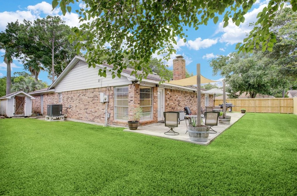858 Silverpines Rd, Houston TX  77062-5614 exterior