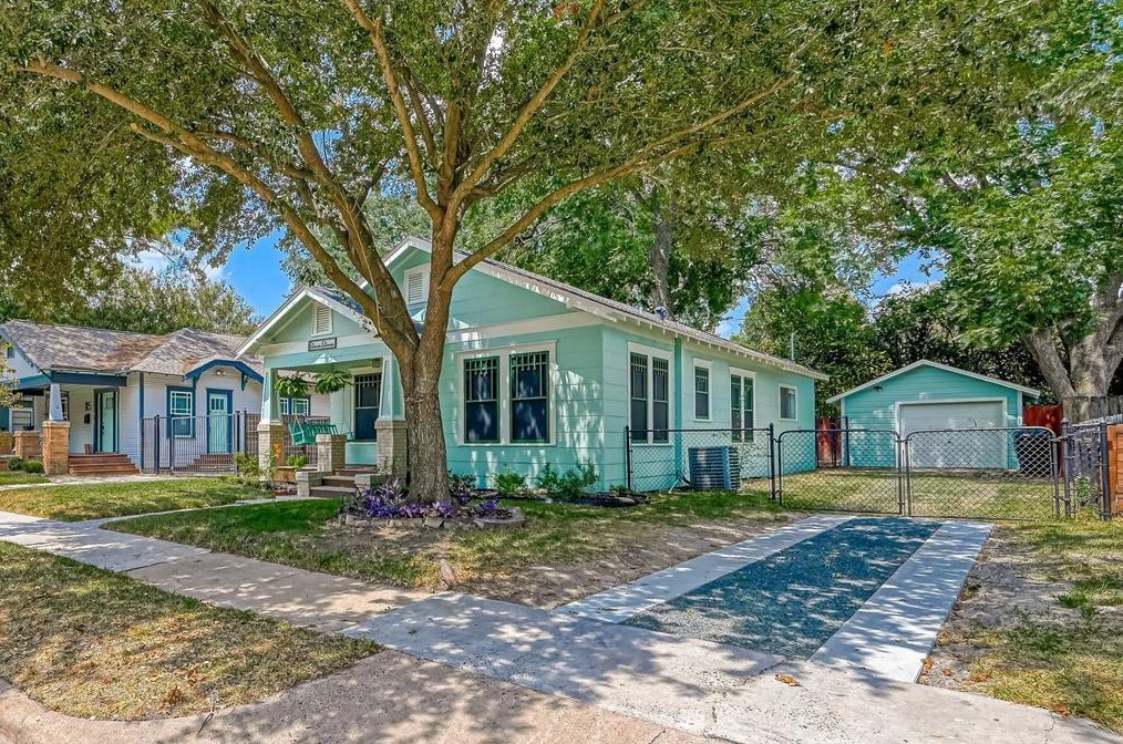 1111 Winston St, Houston, TX 77009