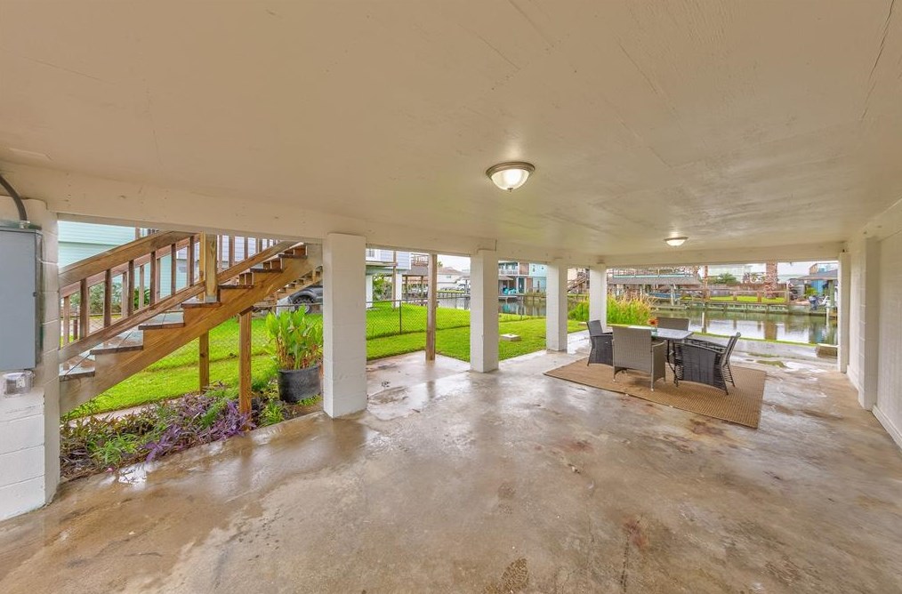 89 Tarpon St, Hitchcock, TX 77563