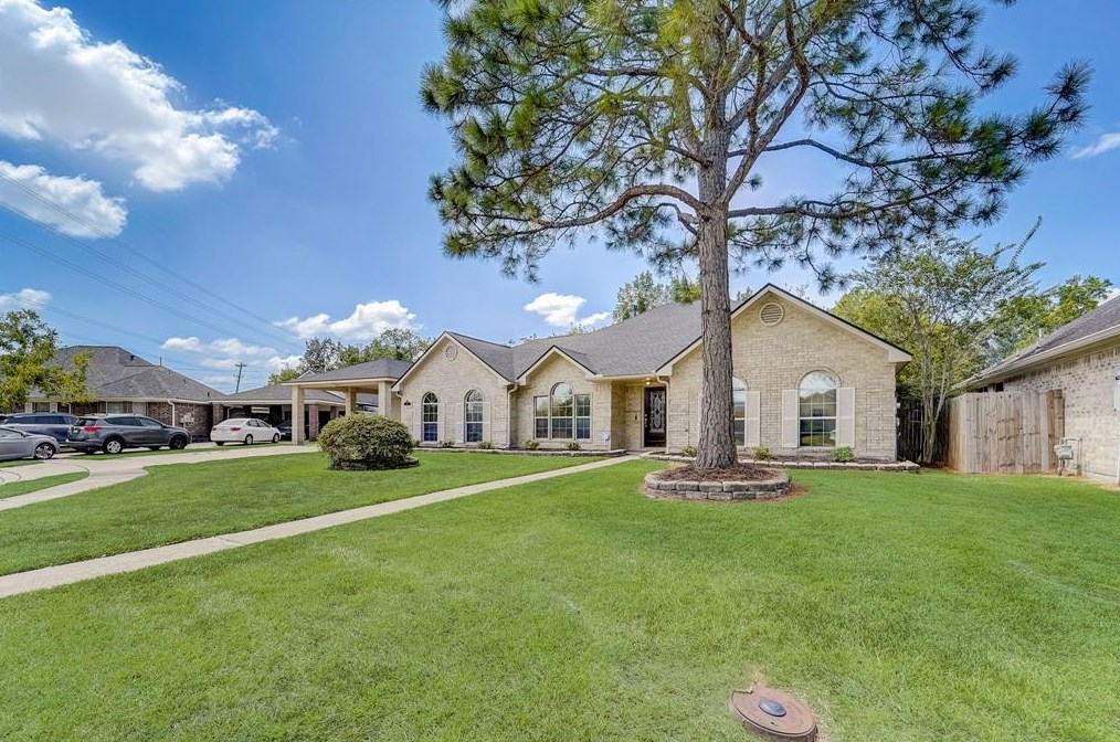 421 Meadow Forest Dr, League City, TX 77573-7041