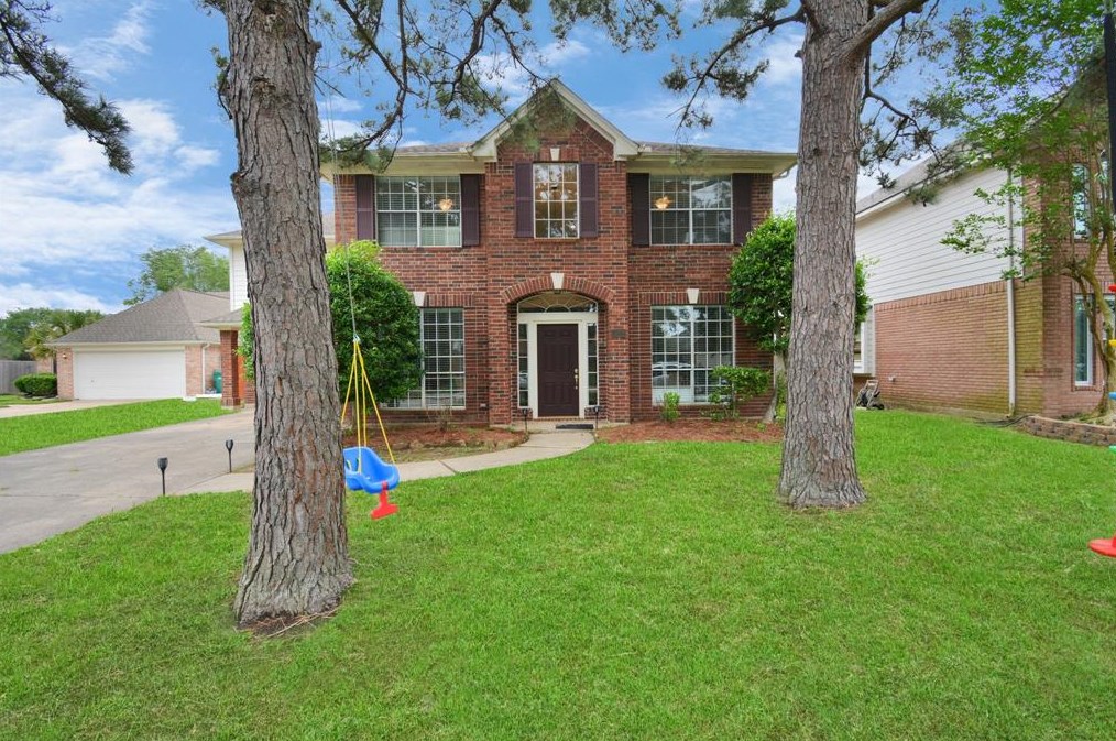 2322 Lord Nelson Dr, Taylor Lake Village, TX 77586