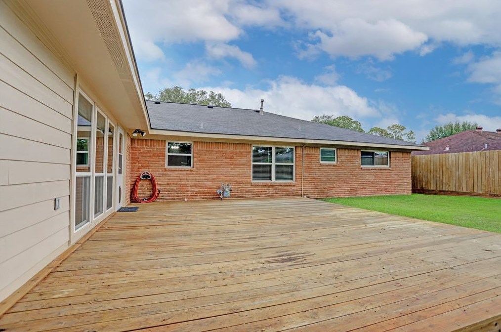 5011 Stillbrooke Dr, Houston TX  77096-5034 exterior