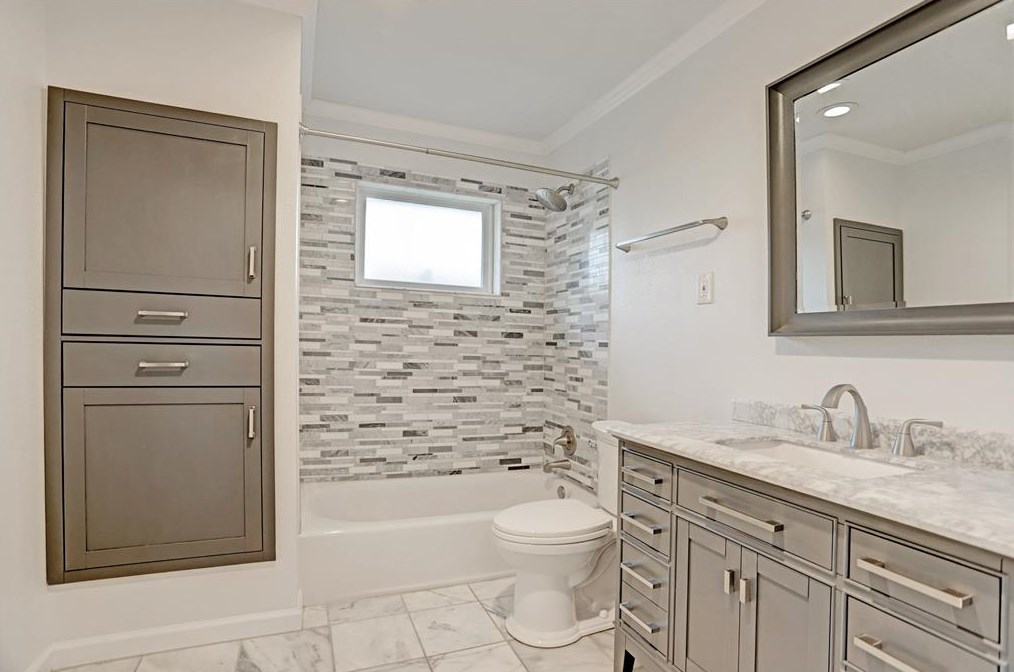 5011 Stillbrooke Dr, Houston TX  77096-5034 exterior