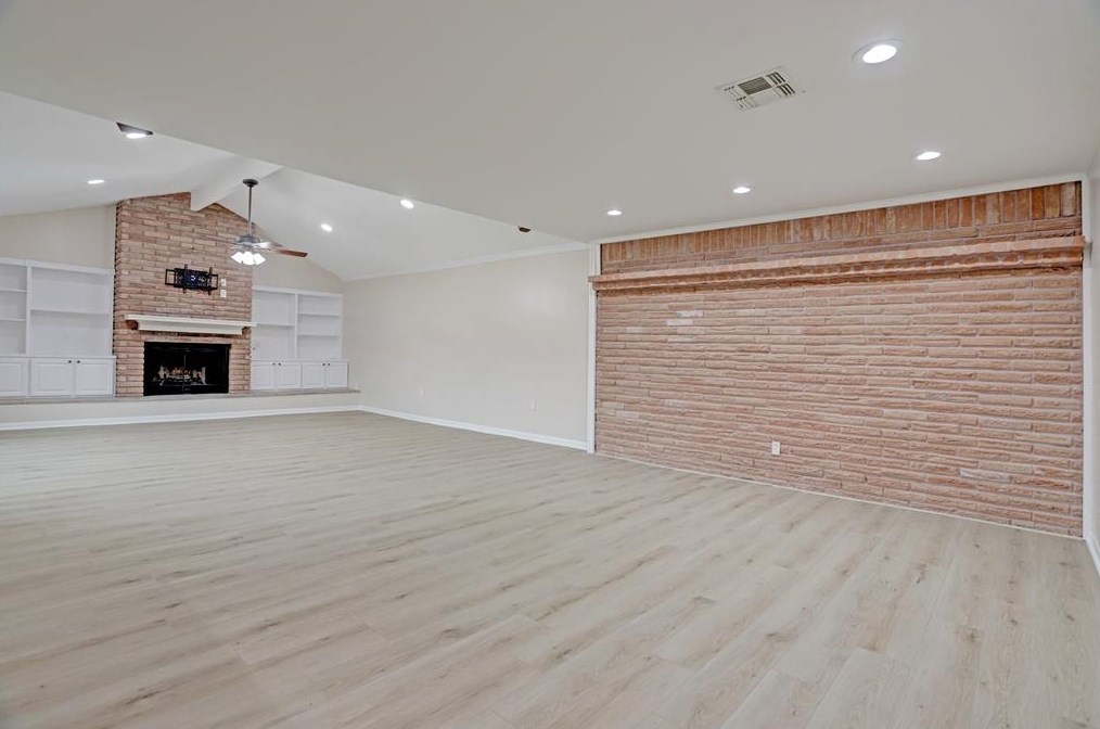 5011 Stillbrooke Dr, Houston TX  77096-5034 exterior