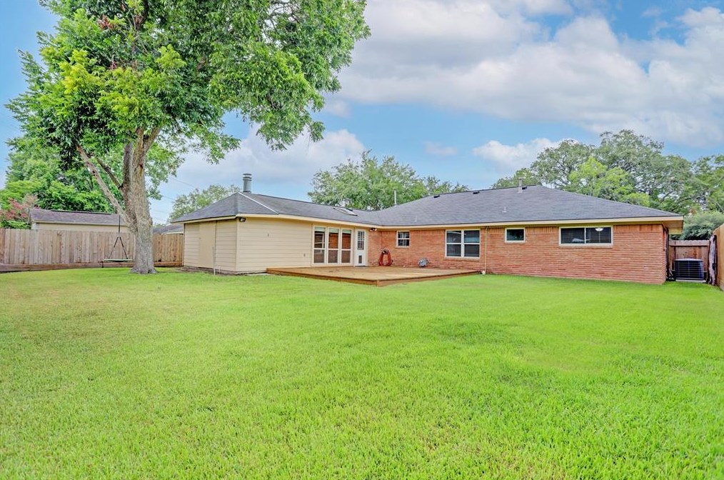 5011 Stillbrooke Dr, Houston TX  77096-5034 exterior