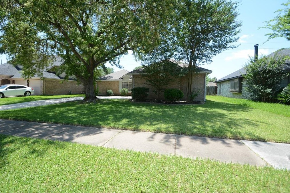 11935 Steamboat Springs Dr, Houston TX  77067-1042 exterior