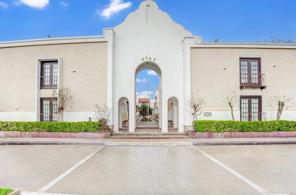 2744 Briarhurst Dr Apt 17, Houston, TX 77057