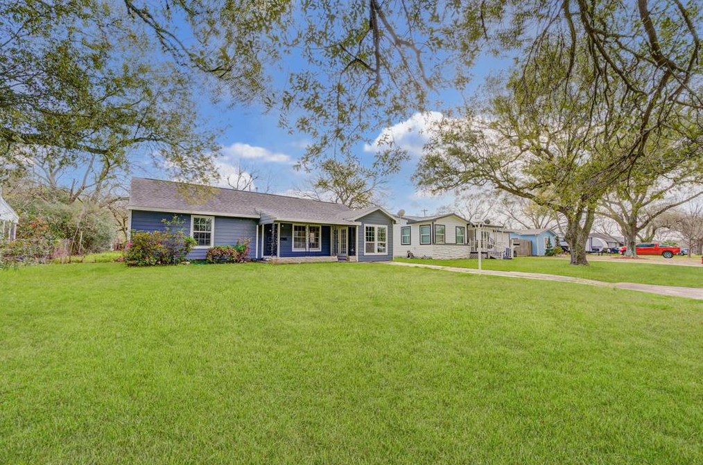 1119 18th Ave N, Texas City, TX 77590