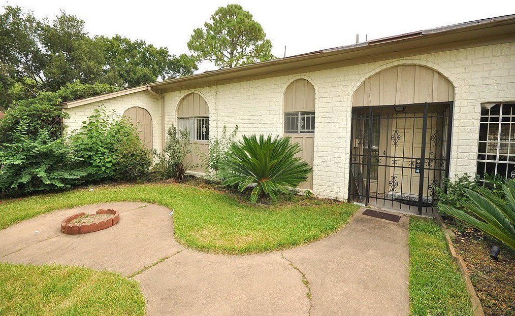 9323 Twin Hills Dr, Houston TX  77031-1011 exterior