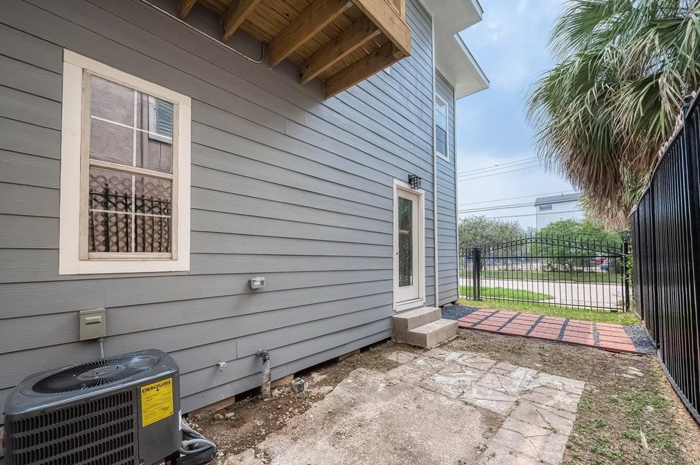 1503 Isabella St, Houston TX  77004-4059 exterior